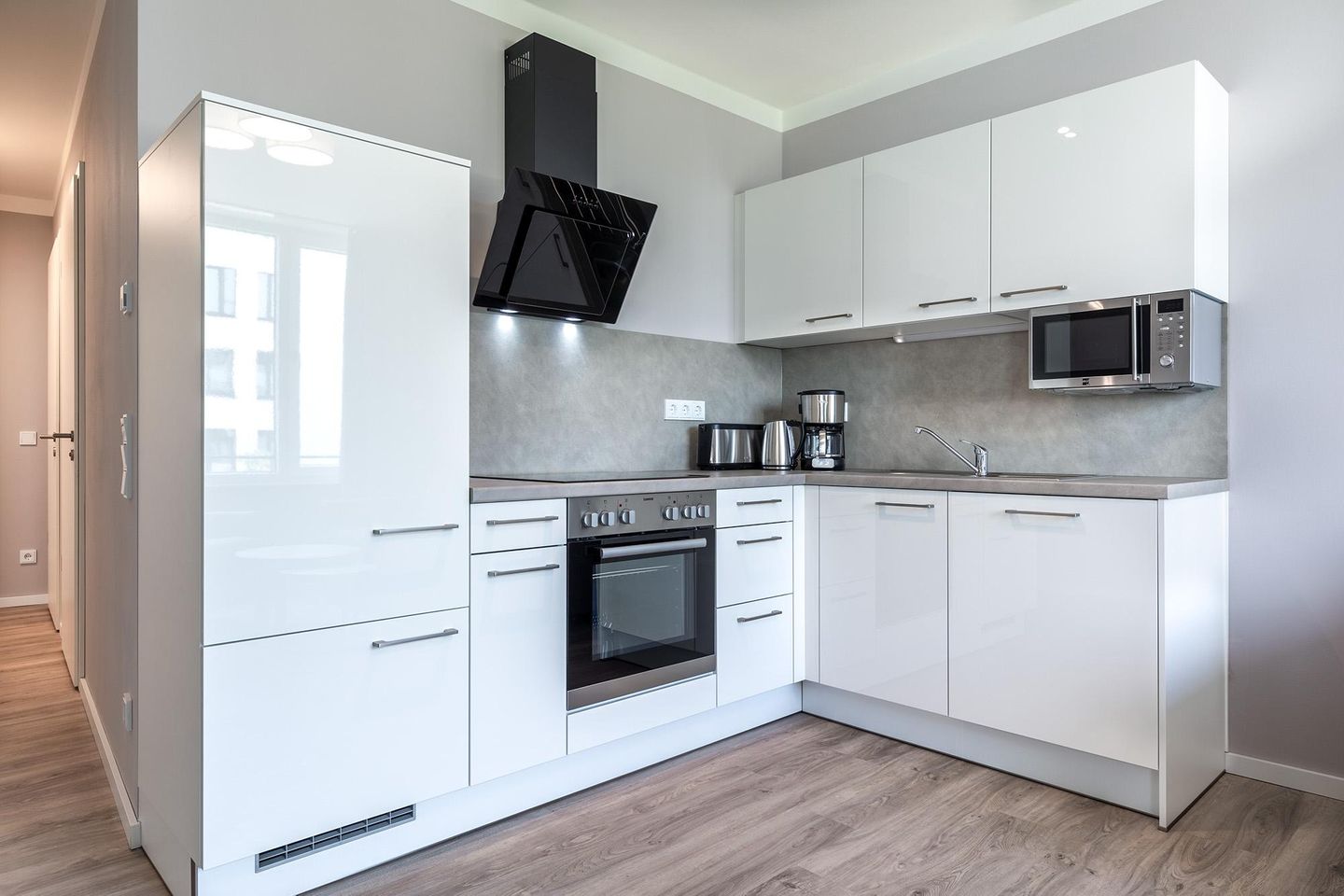 Godewindpark Travemünde Godewindpark Travemünde 1-03 Travemünde - Offene Küche mit Backofen und Geschirrspüler