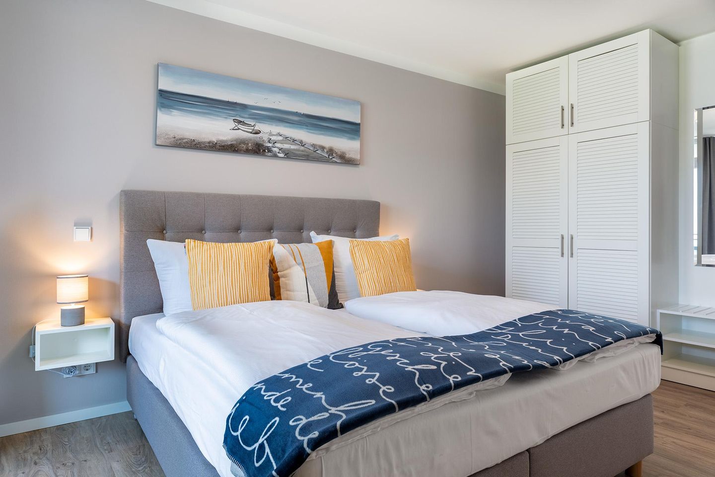 Godewindpark Travemünde Godewindpark Travemünde 1-03 Travemünde - Schlafzimmer mit Boxspringbett und Kleiderschrank