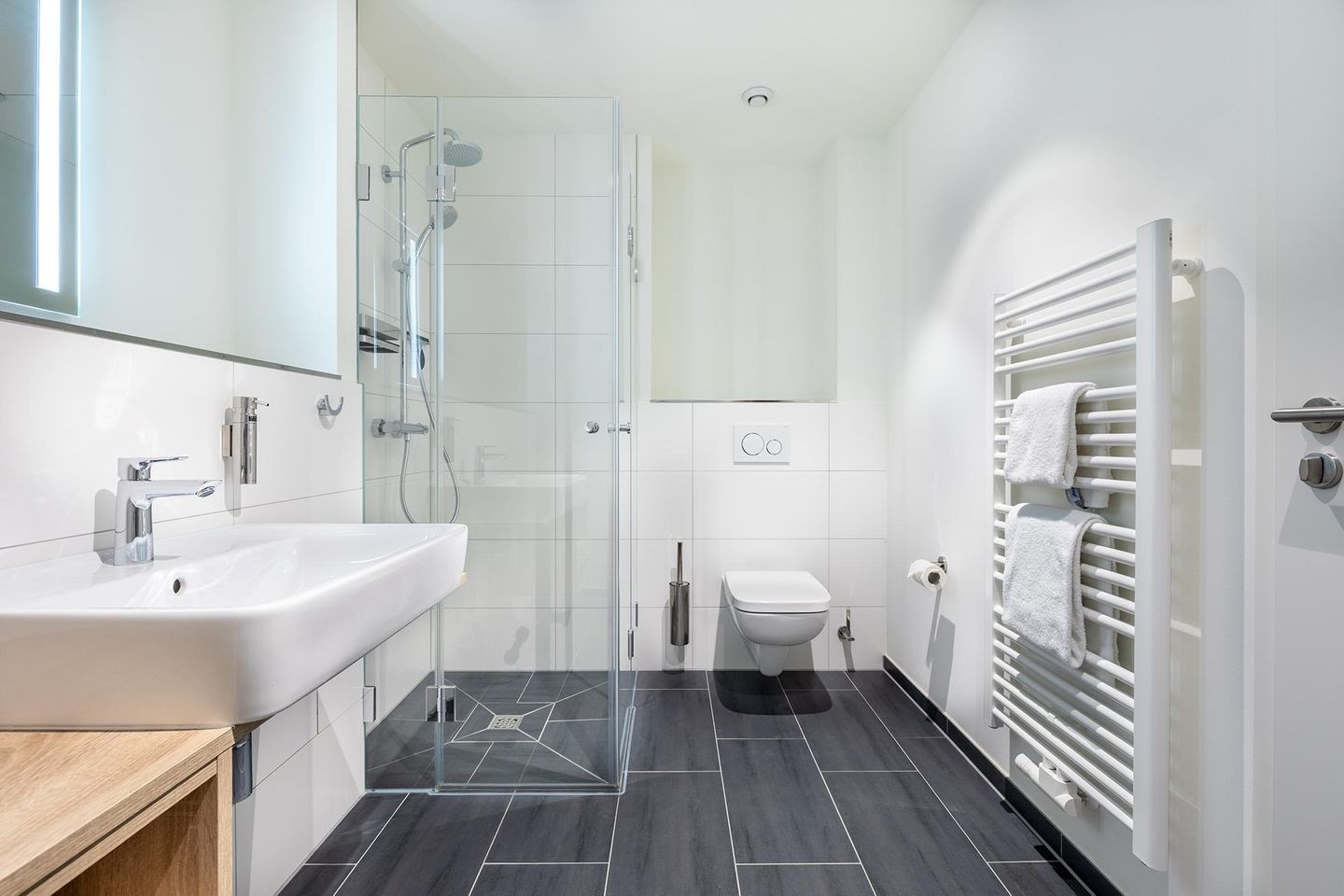 Godewindpark Travemünde Godewindpark Travemünde 1-04 Travemünde - Badezimmer "1" mit Dusche und Zugang zum Schlafzimmer "1"