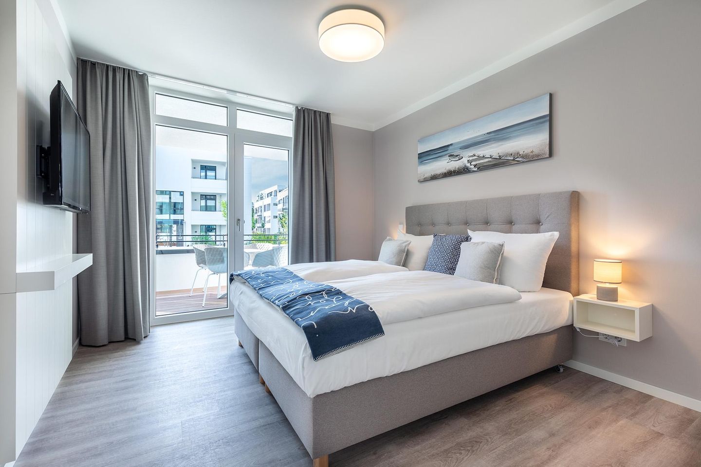 Godewindpark Travemünde Godewindpark Travemünde 1-05 Travemünde - Schlafzimmer mit Boxspringbett und Zugang zur Loggia