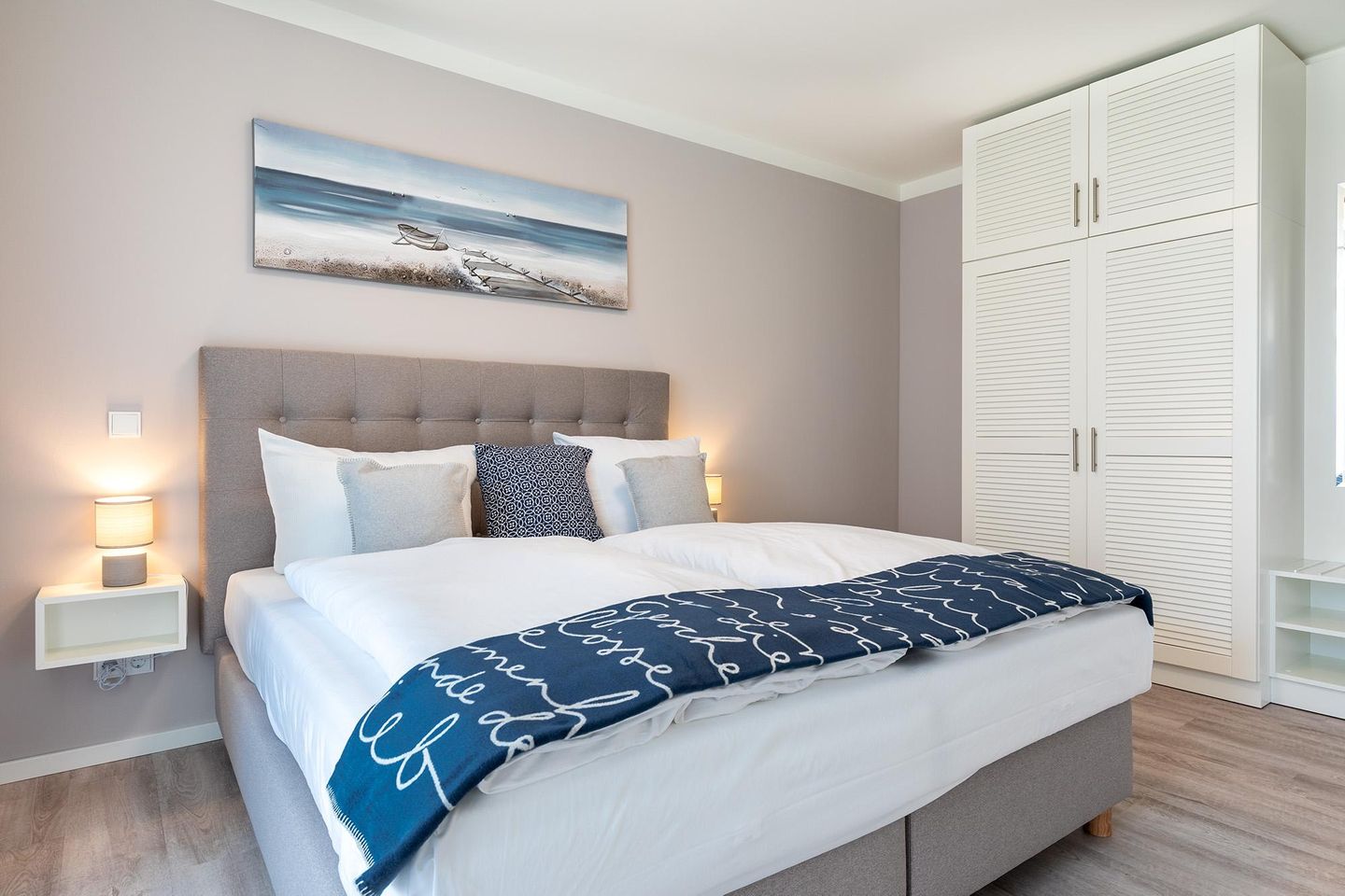 Godewindpark Travemünde Godewindpark Travemünde 1-05 Travemünde - Schlafzimmer mit Boxspringbett und Kleiderschrank