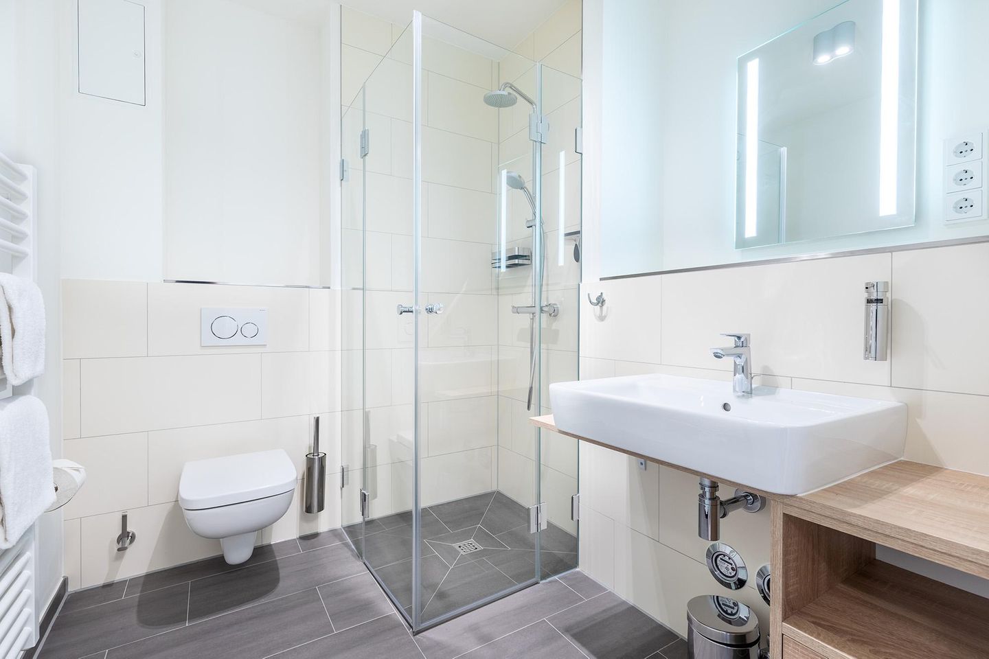 Godewindpark Travemünde Godewindpark Travemünde 1-05 Travemünde - Badezimmer mit Dusche und Waschtisch