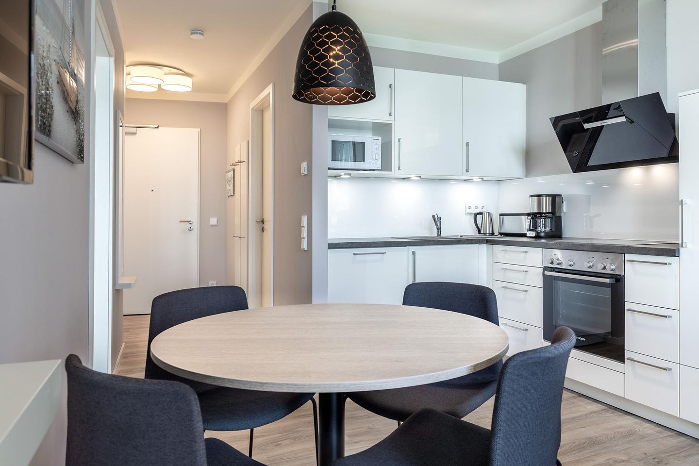 Godewindpark Travemünde Godewindpark Travemünde 1-07 Travemünde - Offene Küche mit Esstisch und Sitzgelegenheit