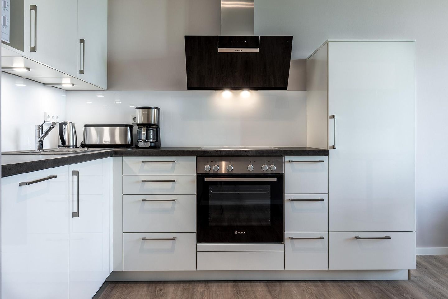 Godewindpark Travemünde Godewindpark Travemünde 1-07 Travemünde - Offene Küche mit Backofen und Geschirrspüler