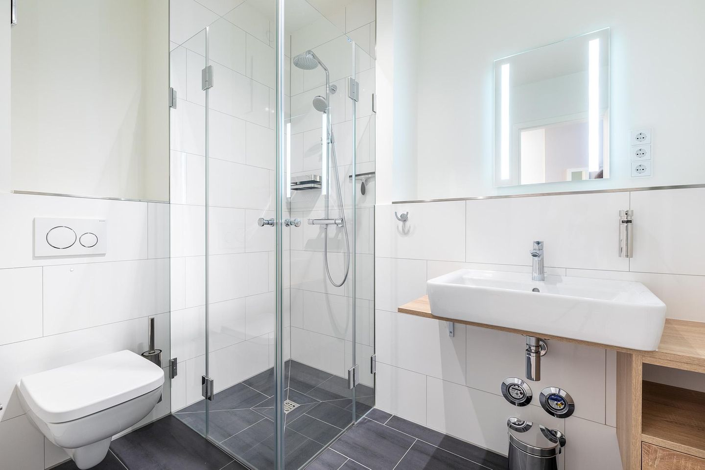 Godewindpark Travemünde Godewindpark Travemünde 1-07 Travemünde - Badezimmer mit Dusche und Waschtisch