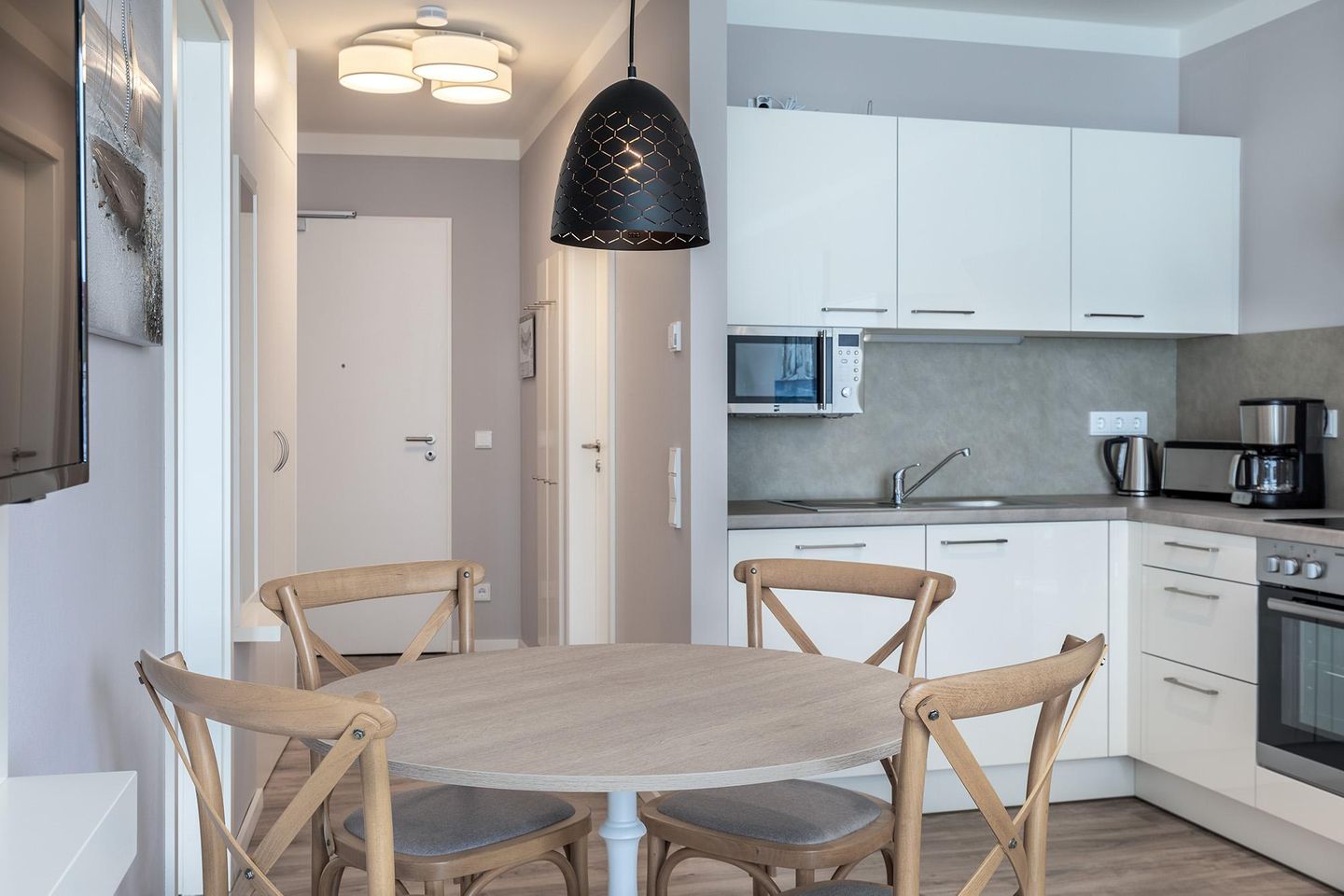 Godewindpark Travemünde Godewindpark Travemünde 1-11 Travemünde - Offene Küche mit Küchentisch und Sitzgelegenheit