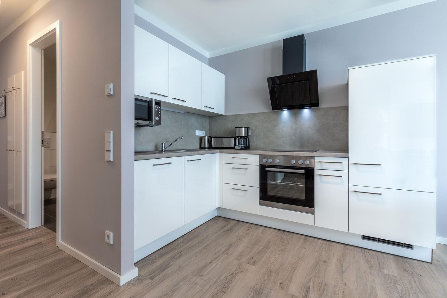 Godewindpark Travemünde Godewindpark Travemünde 1-11 Travemünde - Offene Küche mit Backofen und Geschirrspüler