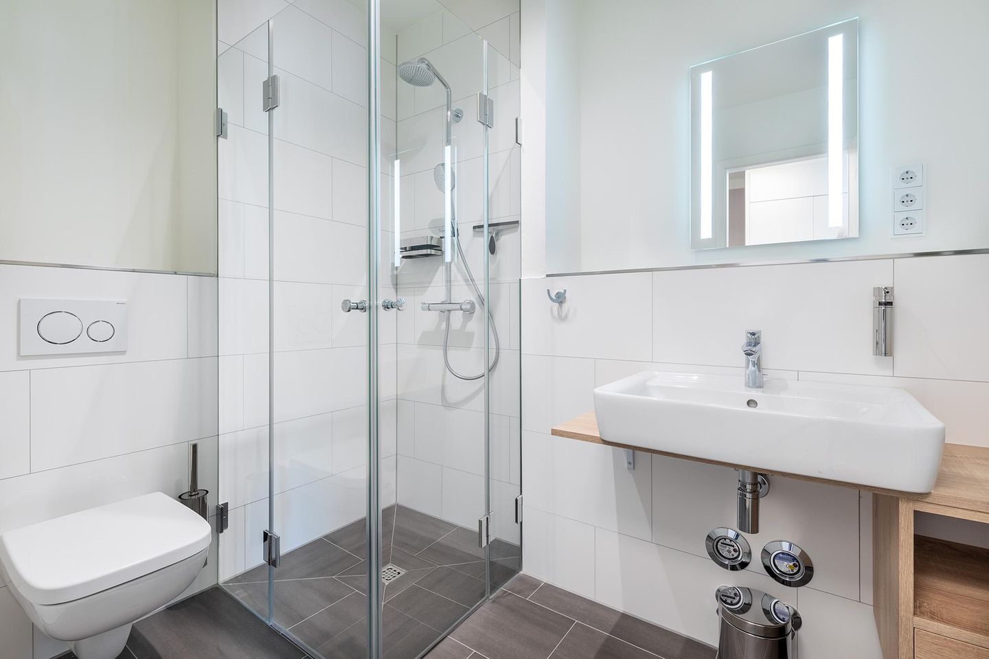 Godewindpark Travemünde Godewindpark Travemünde 1-11 Travemünde - Badezimmer mit Dusche und Waschtisch