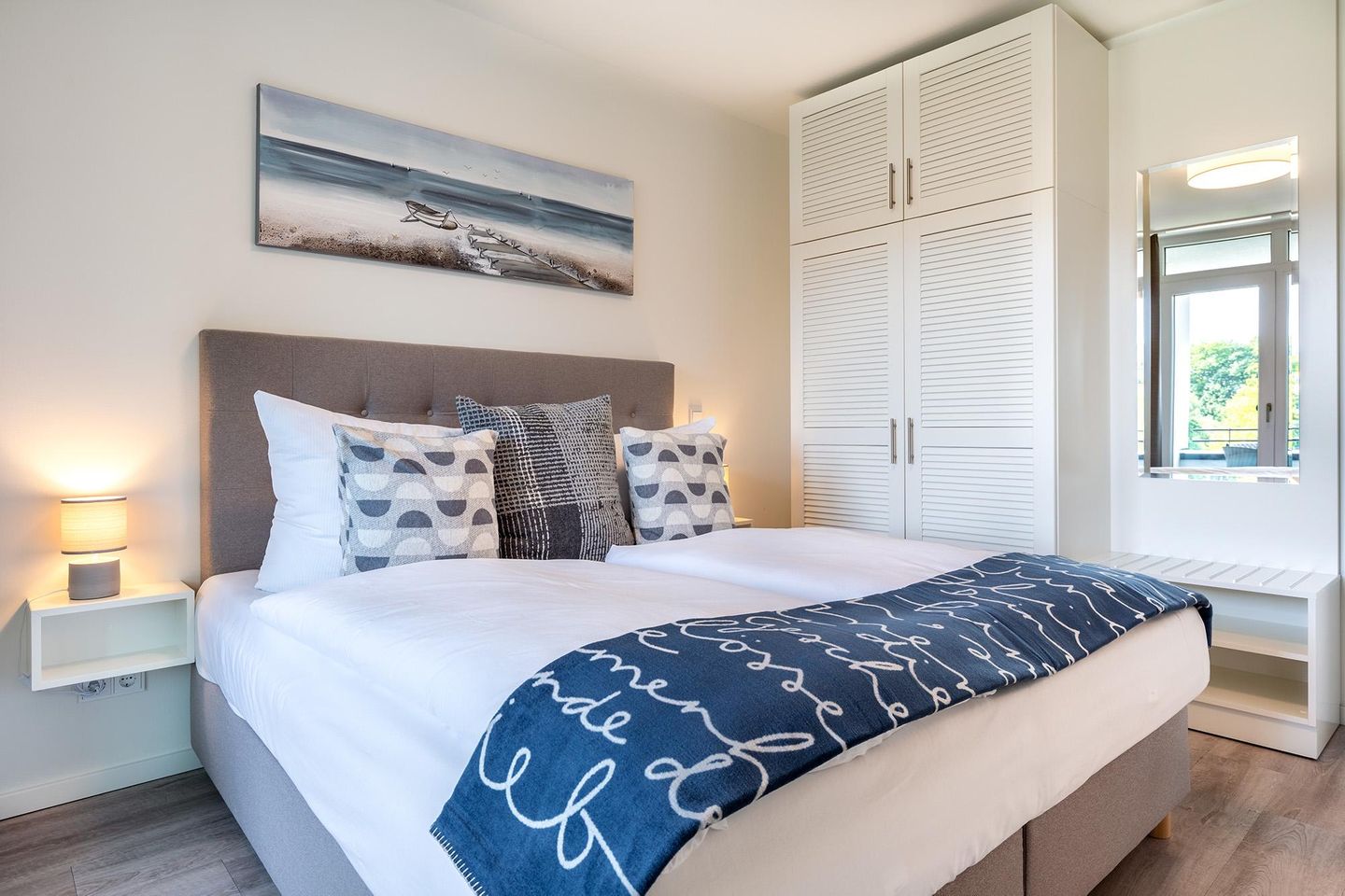 Godewindpark Travemünde Godewindpark Travemünde 2-04 Travemünde - Schlafzimmer mit Boxspringbett und Kleiderschrank