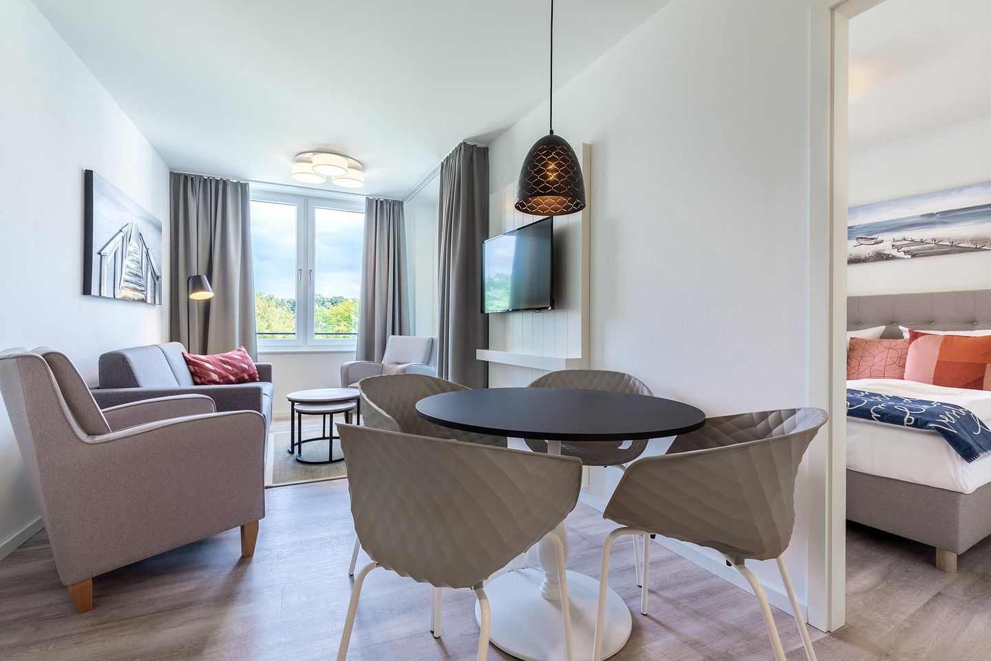 Godewindpark Travemünde Godewindpark Travemünde 2-10 Travemünde - Wohn-Essbereich mit Sitzgelegenheit und Zugang zum Schlafzimmer