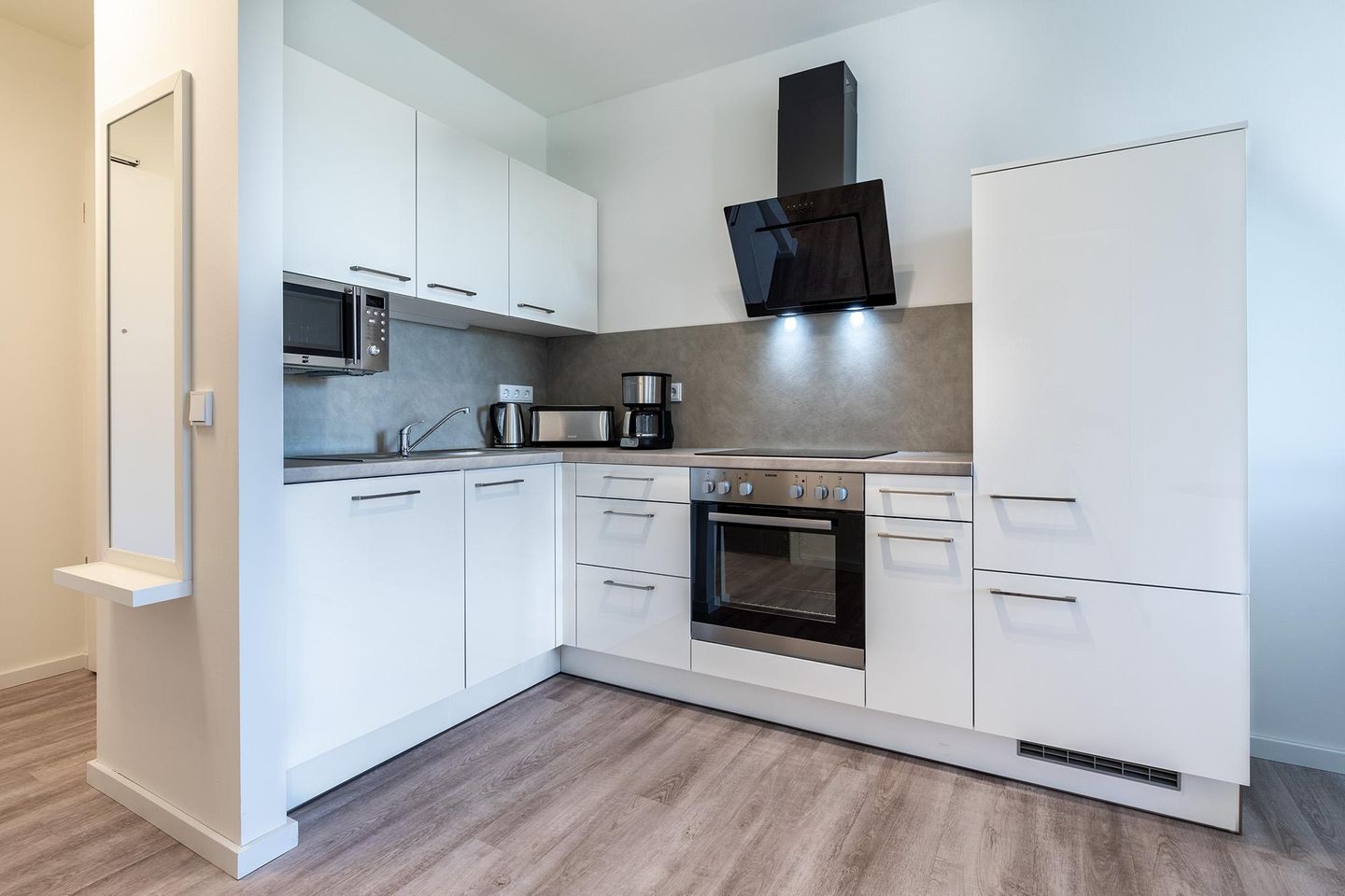 Godewindpark Travemünde Godewindpark Travemünde 2-10 Travemünde - Offene Küche mit Backofen und Geschirrspüler