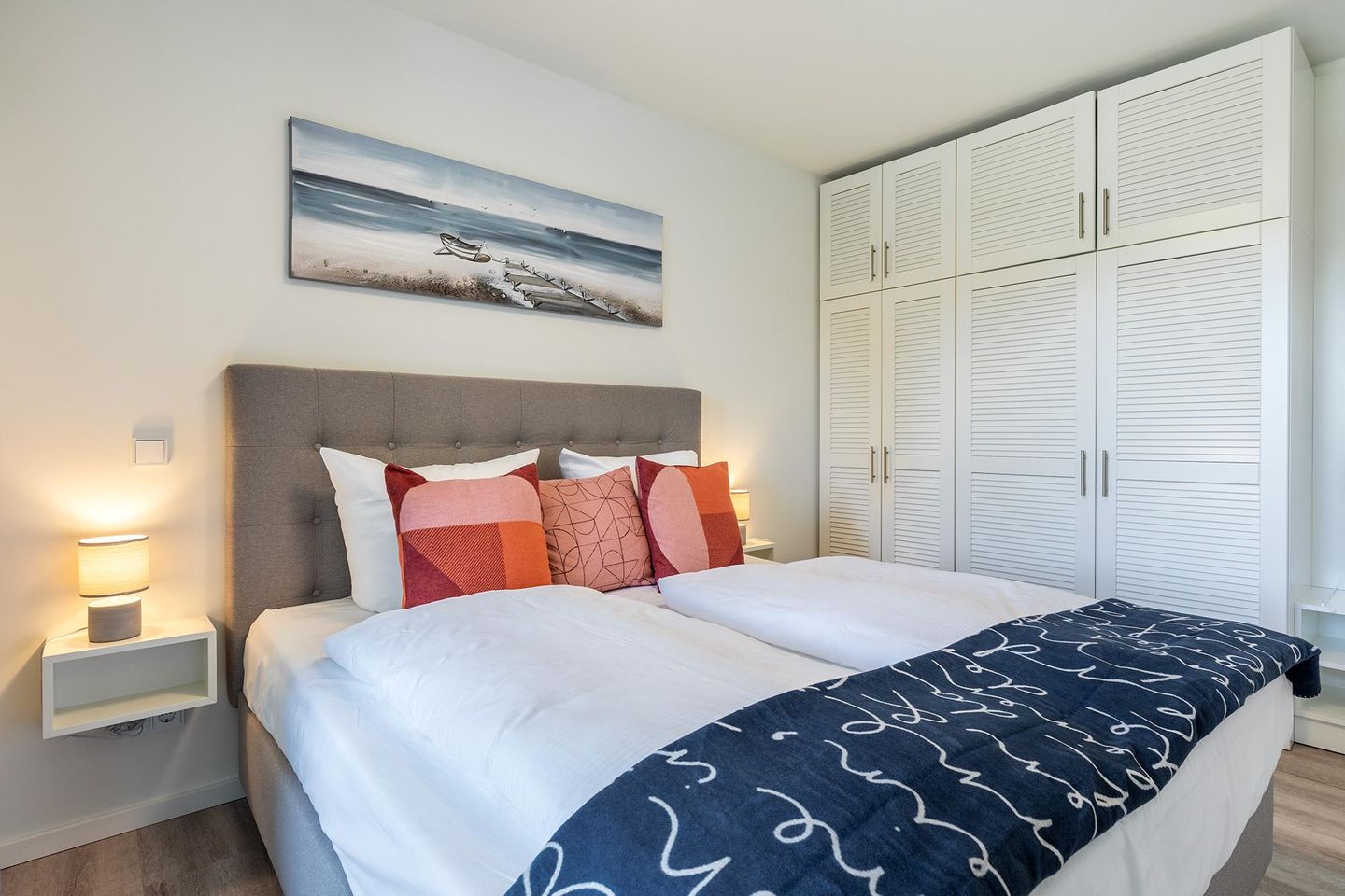 Godewindpark Travemünde Godewindpark Travemünde 2-10 Travemünde - Schlafzimmer mit Boxspringbett und Kleiderschrank