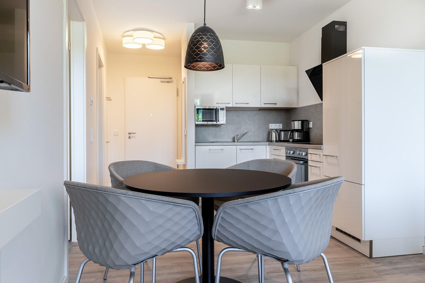 Godewindpark Travemünde Godewindpark Travemünde 2-16 Travemünde - Wohn-Essbereich mit Küchentisch und Sitzgelegenheit