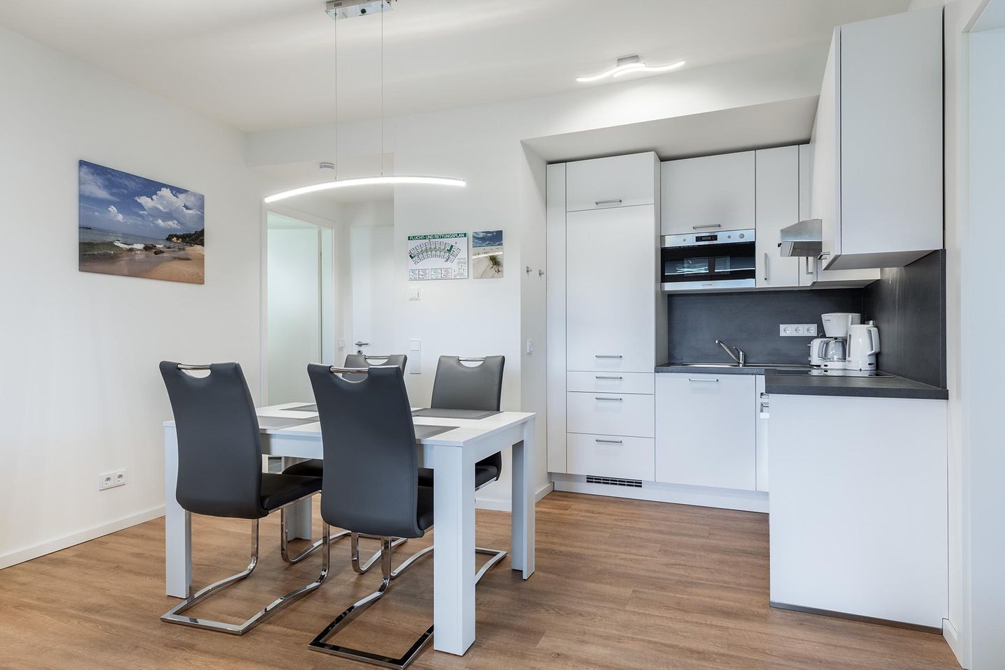 Godewindpark Travemünde Godewindpark Travemünde 3-02 Travemünde - Offene Küche mit Küchentisch und Sitzgelegenheit