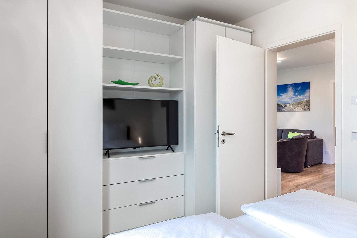 Godewindpark Travemünde Godewindpark Travemünde 3-02 Travemünde - Schlafzimmer "1" mit Kleiderschrank und Flatscreen-TV