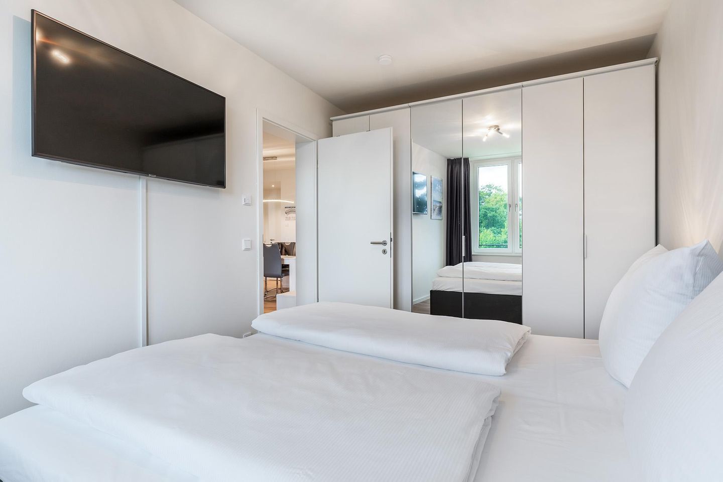 Godewindpark Travemünde Godewindpark Travemünde 3-02 Travemünde - Schlafzimmer mit Kleiderschrank und Flatscreen-TV