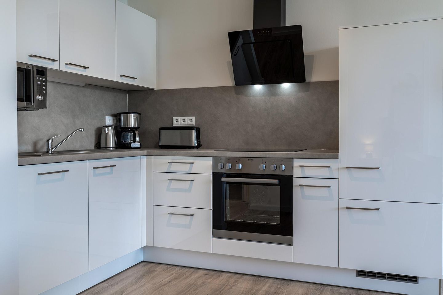 Godewindpark Travemünde Godewindpark Travemünde 3-05 Travemünde - Offene Küche mit Backofen und Geschirrspüler