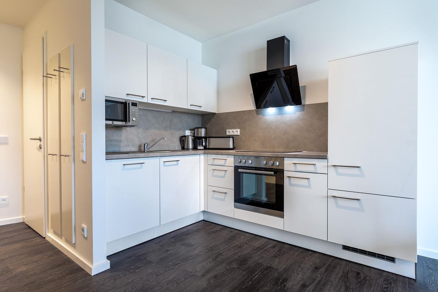 Godewindpark Travemünde Godewindpark Travemünde 3-13 Travemünde - Offene Küche mit Backofen und Geschirrspüler