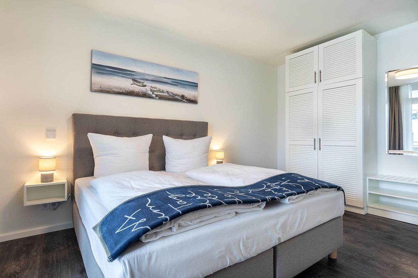 Godewindpark Travemünde Godewindpark Travemünde 3-13 Travemünde - Schlafzimmer mit Boxspringbett und Kleiderschrank