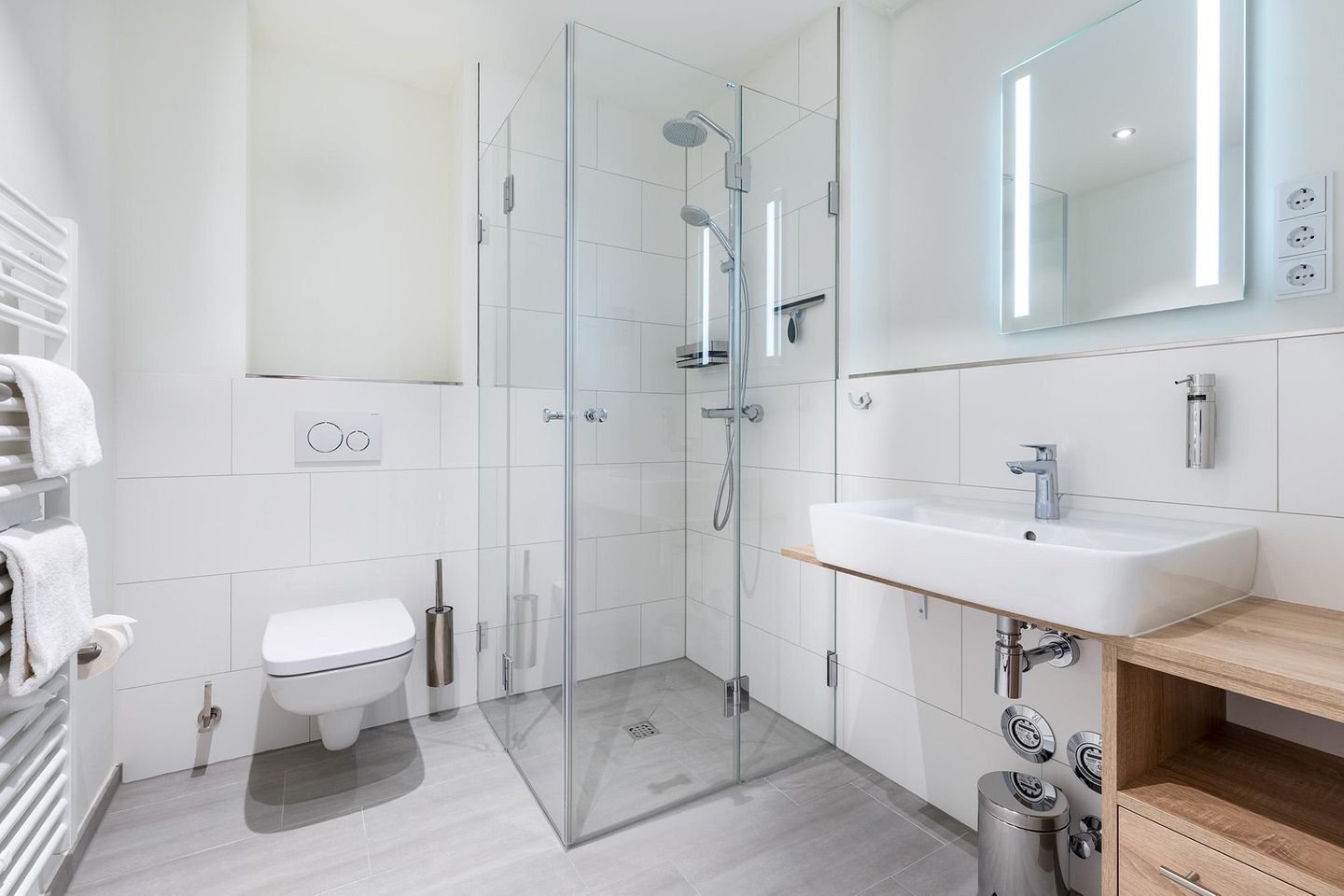 Godewindpark Travemünde Godewindpark Travemünde 3-13 Travemünde - Badezimmer mit Dusche und Waschtisch