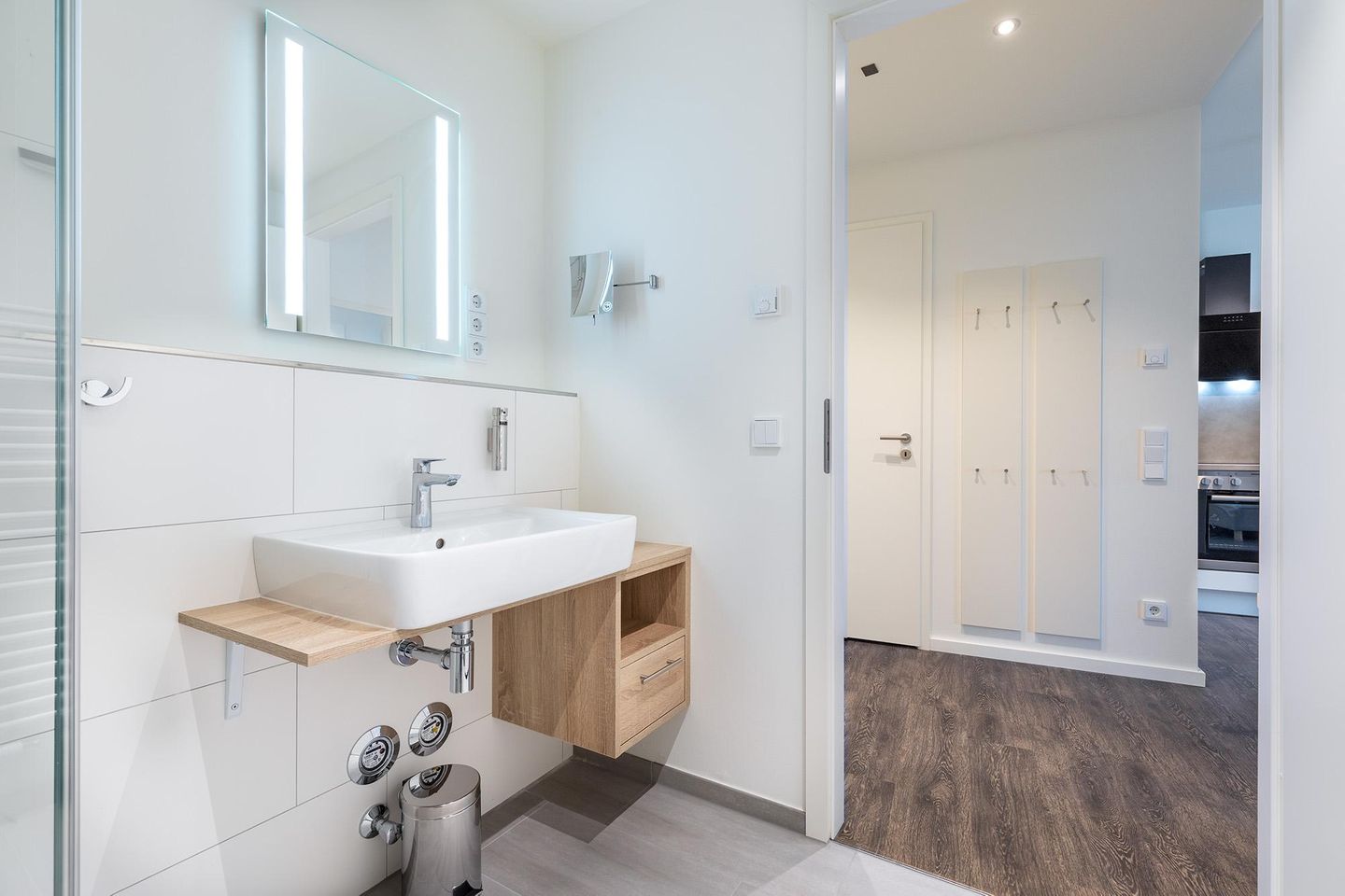 Godewindpark Travemünde Godewindpark Travemünde 3-13 Travemünde - Badezimmer mit Waschtisch und Zugang zum Wohn-Essbereich