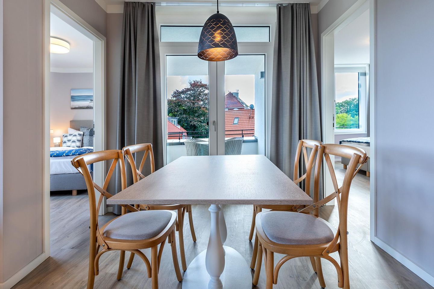 Godewindpark Travemünde Godewindpark Travemünde 3-18 Travemünde - Wohn-Essbereich mit Küchentisch und Sitzgelegenheit