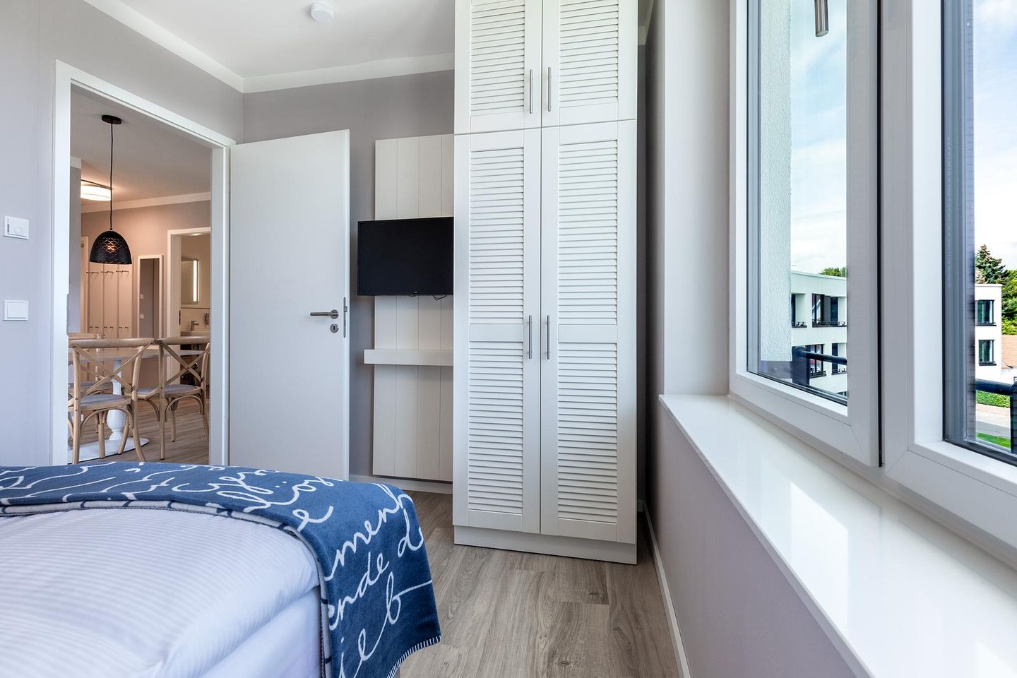 Godewindpark Travemünde Godewindpark Travemünde 3-18 Travemünde - Schlafzimmer "2" mit Flatscreen-TV und Kleiderschrank