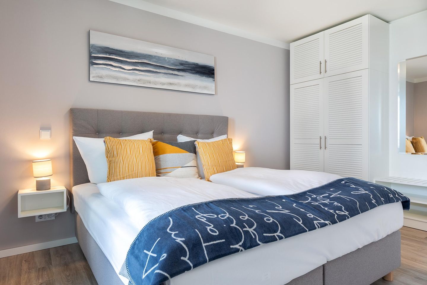 Godewindpark Travemünde Godewindpark Travemünde 1-09 Travemünde - Schlafzimmer mit Boxspringbett und Kleiderschrank