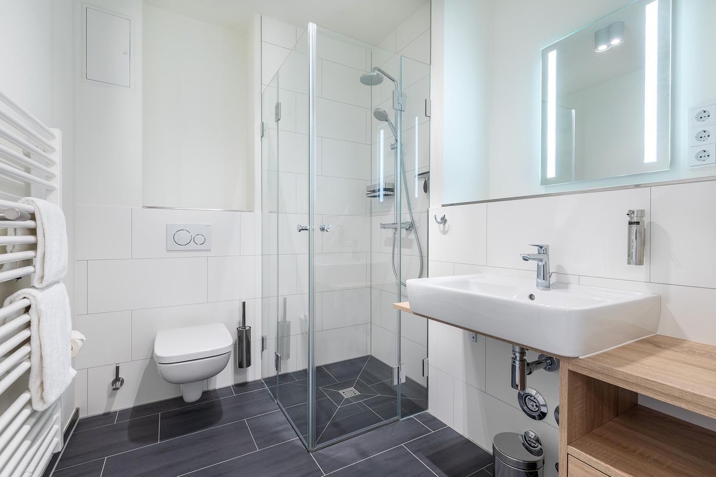 Godewindpark Travemünde Godewindpark Travemünde 1-09 Travemünde - Badezimmer mit Dusche und Waschtisch