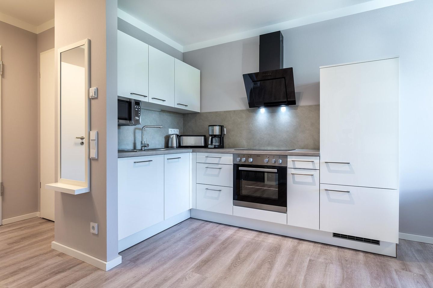 Godewindpark Travemünde Godewindpark Travemünde 1-14 Travemünde - Offene Küche mit Backofen und Geschirrspüler