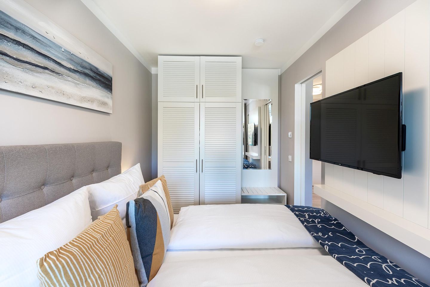 Godewindpark Travemünde Godewindpark Travemünde 1-14 Travemünde - Schlafzimmer mit Kleiderschrank und Flatscreen-TV