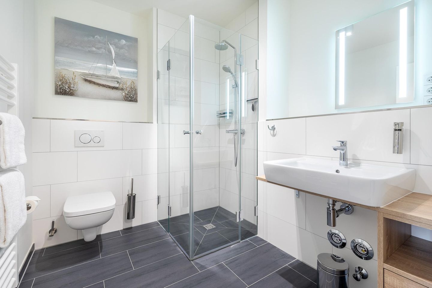 Godewindpark Travemünde Godewindpark Travemünde 1-14 Travemünde - Badezimmer mit Dusche und Waschtisch