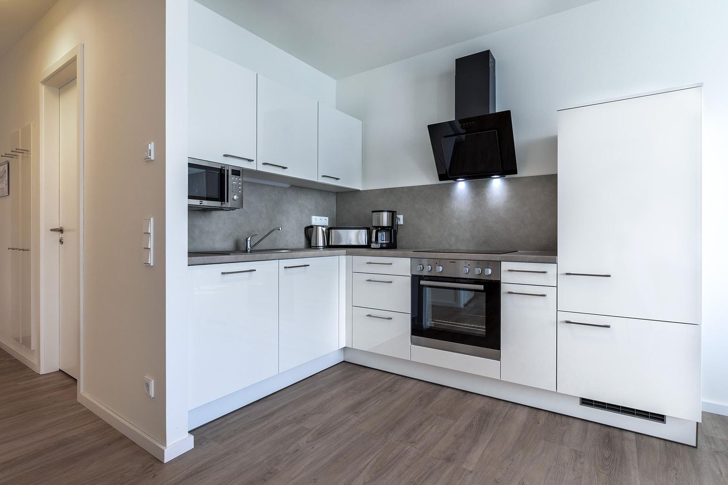 Godewindpark Travemünde Godewindpark Travemünde 2-11 Travemünde - Offene Küche mit Backofen und Geschirrspüler