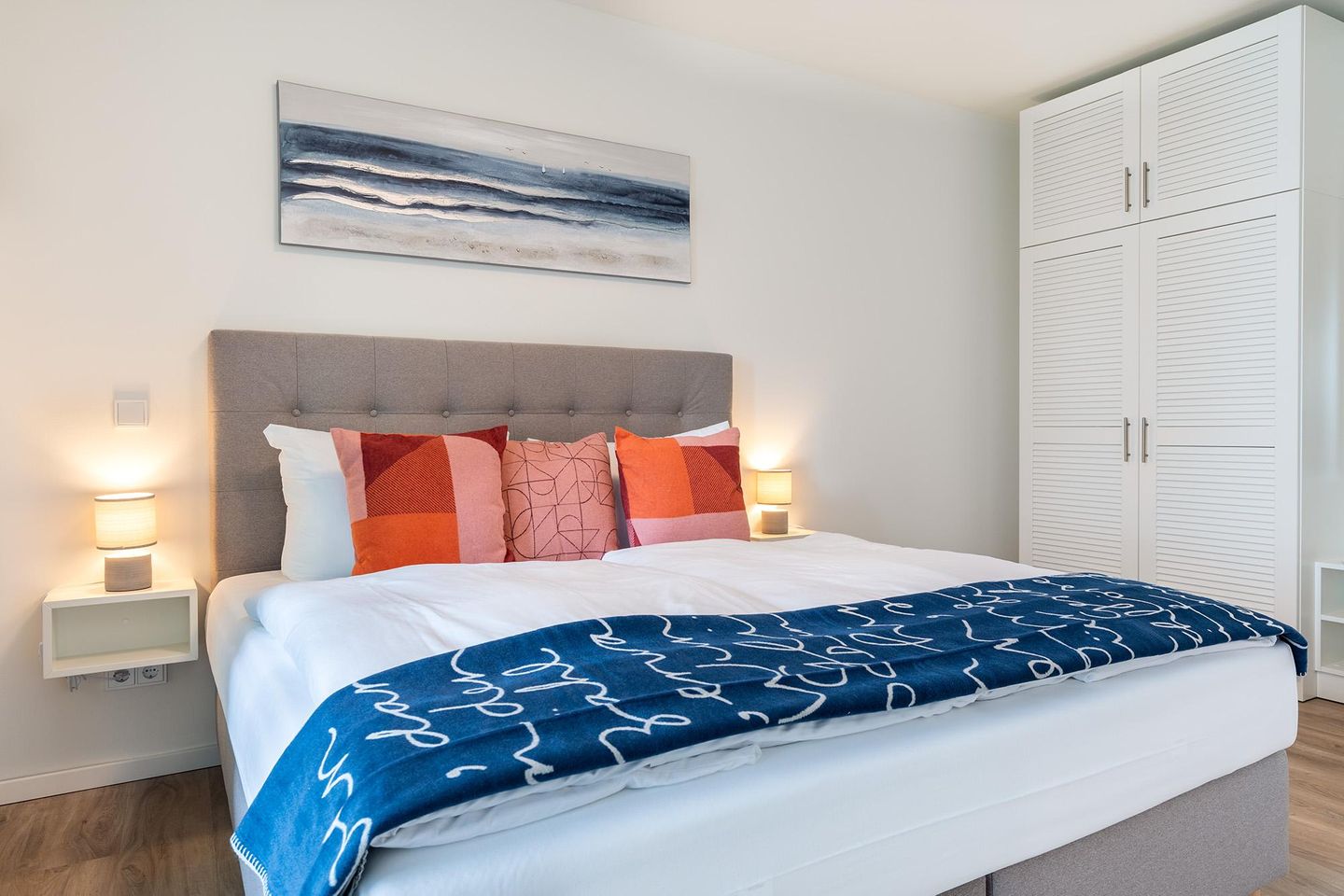 Godewindpark Travemünde Godewindpark Travemünde 2-11 Travemünde - Schlafzimmer mit Boxspringbett und Kleiderschrank