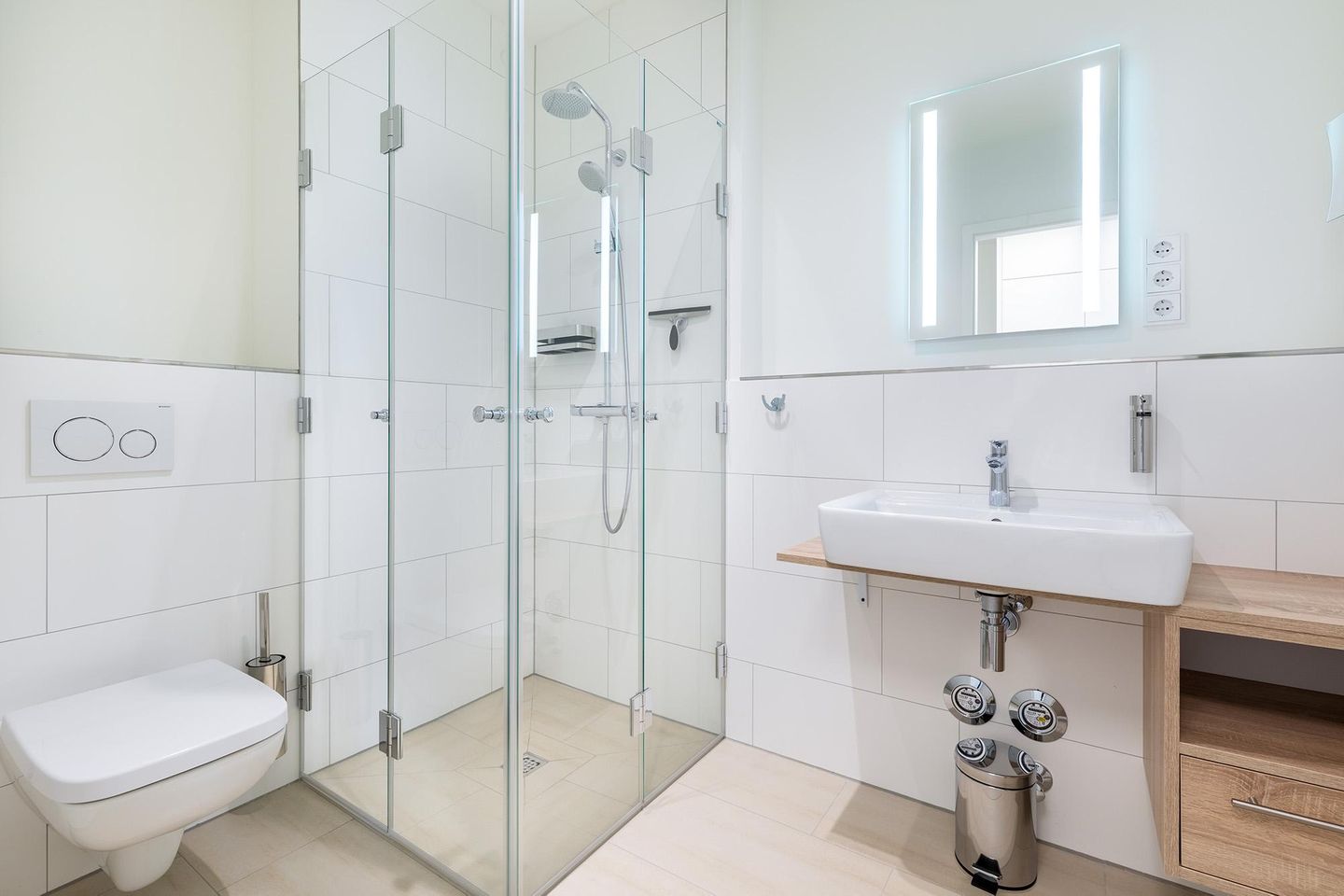 Godewindpark Travemünde Godewindpark Travemünde 2-11 Travemünde - Badezimmer mit Dusche und Waschtisch