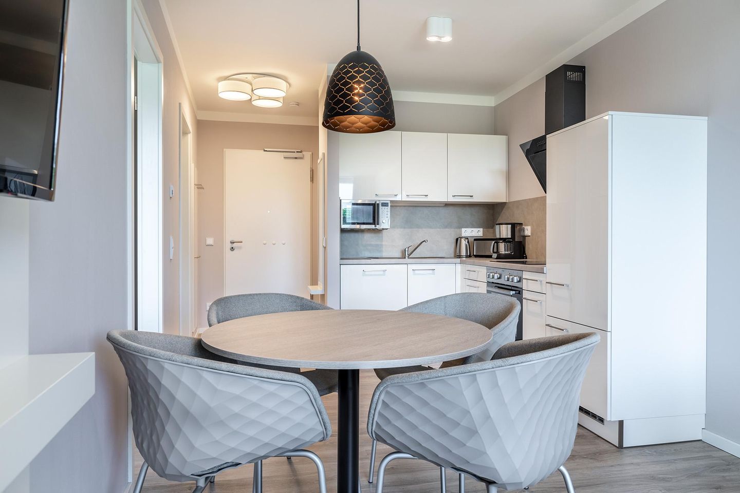 Godewindpark Travemünde Godewindpark Travemünde 2-12 Travemünde - Offene Küche mit Küchentisch und Sitzgelegenheit