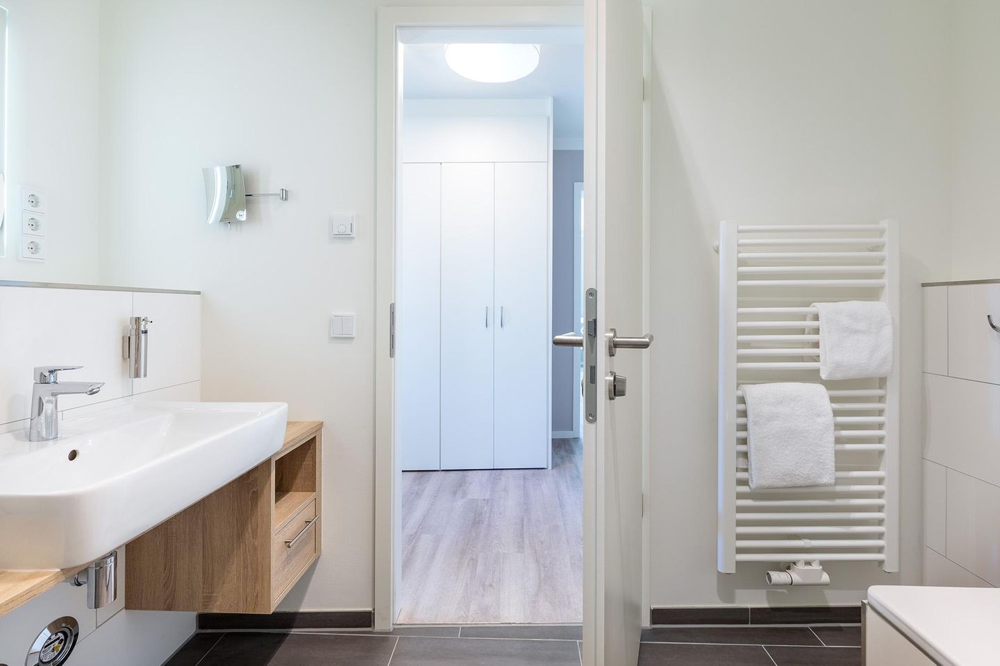 Godewindpark Travemünde Godewindpark Travemünde 1-16 Travemünde - Badezimmer mit Zugang zum Flur