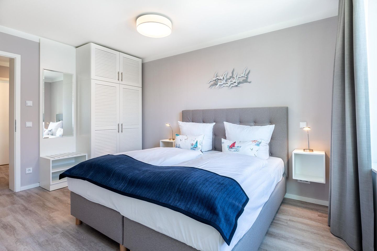 Godewindpark Travemünde Godewindpark Travemünde 1-16 Travemünde - Schlafzimmer mit Boxspringbett und Kleiderschrank