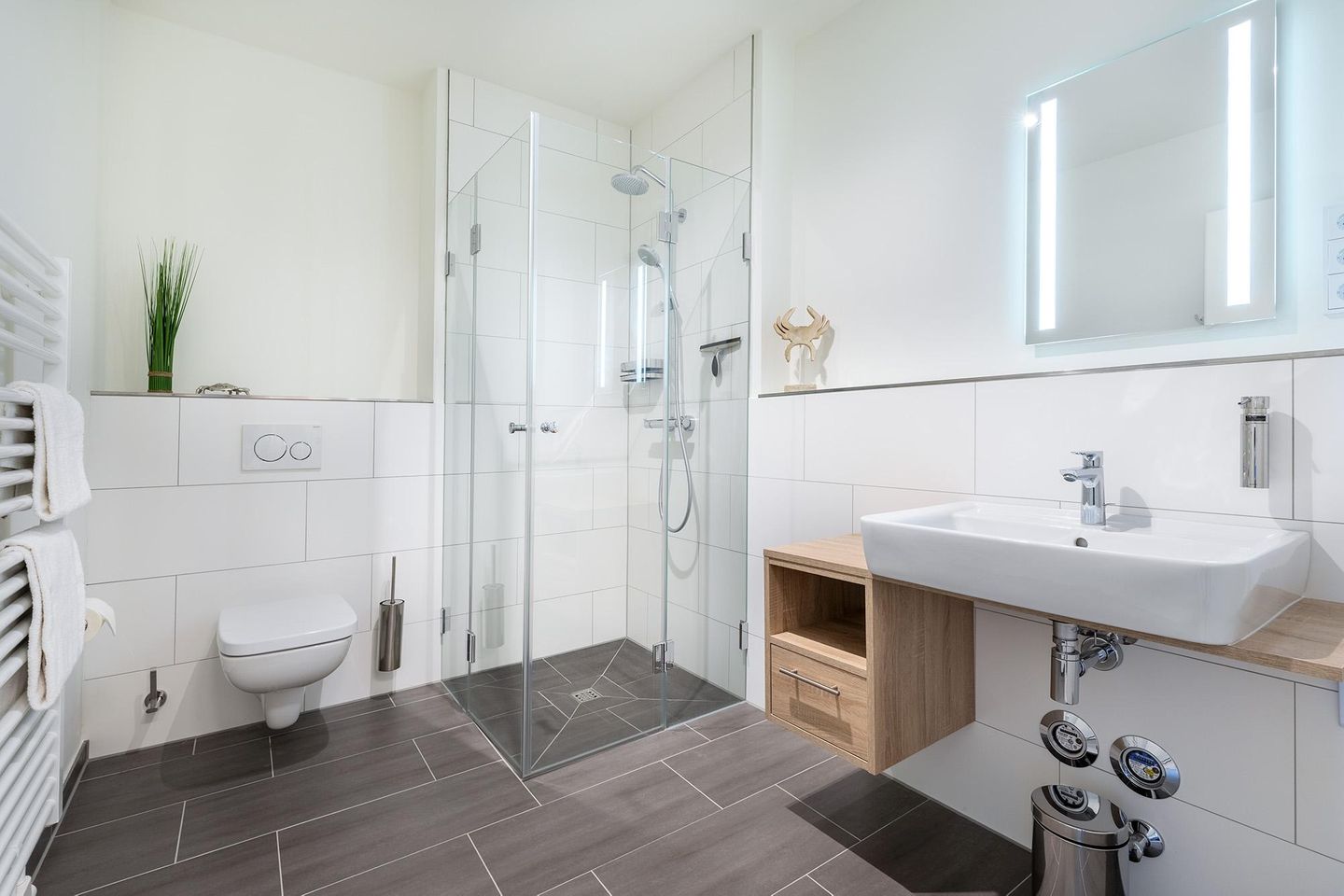 Godewindpark Travemünde Godewindpark Travemünde 2-14 Travemünde - Badezimmer mit Dusche und Waschtisch