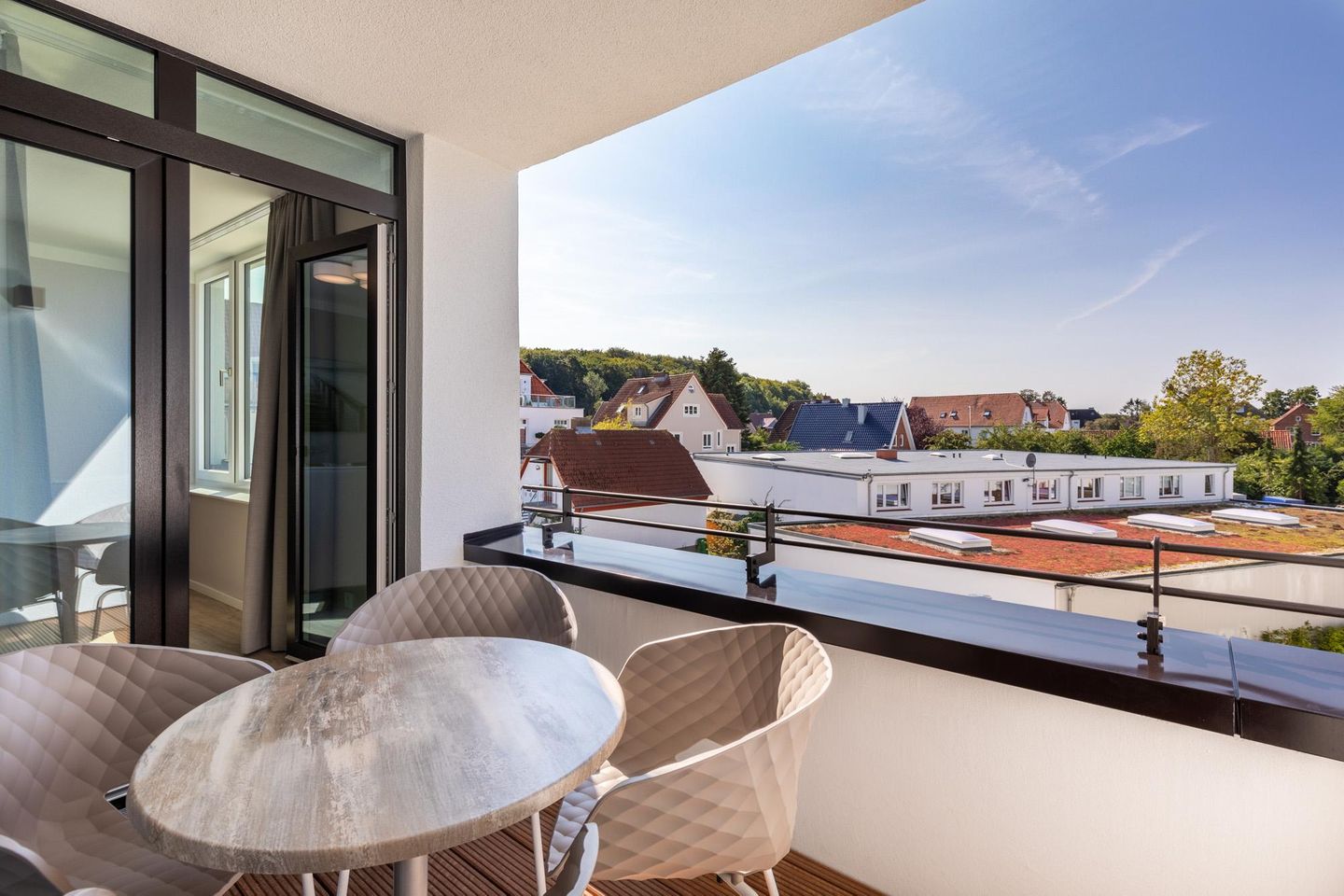 Godewindpark Travemünde Godewindpark Travemünde 2-15 Travemünde - Überdachte Loggia mit Gartenmöbeln