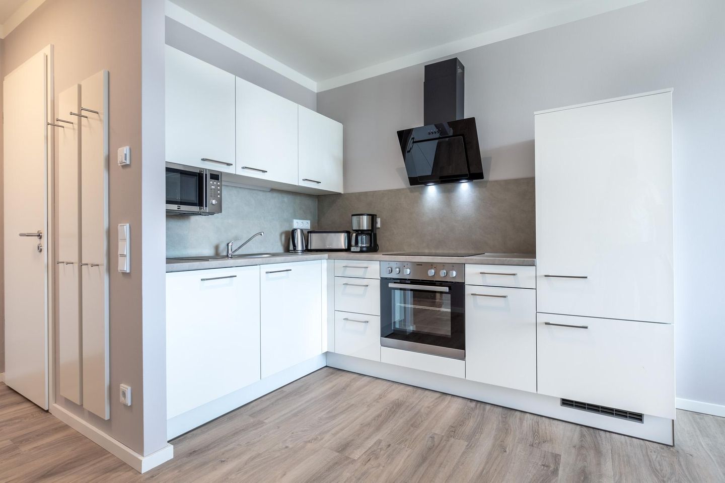 Godewindpark Travemünde Godewindpark Travemünde 2-15 Travemünde - Offene Küche mit Backofen und Geschirrspüler