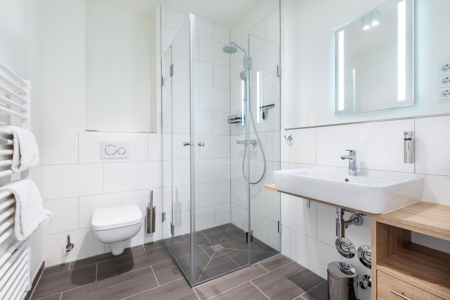 Godewindpark Travemünde Godewindpark Travemünde 2-15 Travemünde - Badezimmer mit Dusche und Waschtisch