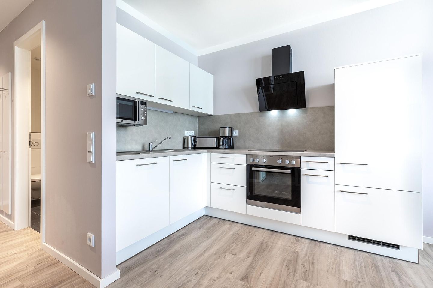 Godewindpark Travemünde Godewindpark Travemünde 3-11 Travemünde - Offene Küche mit Backofen und Geschirrspüler