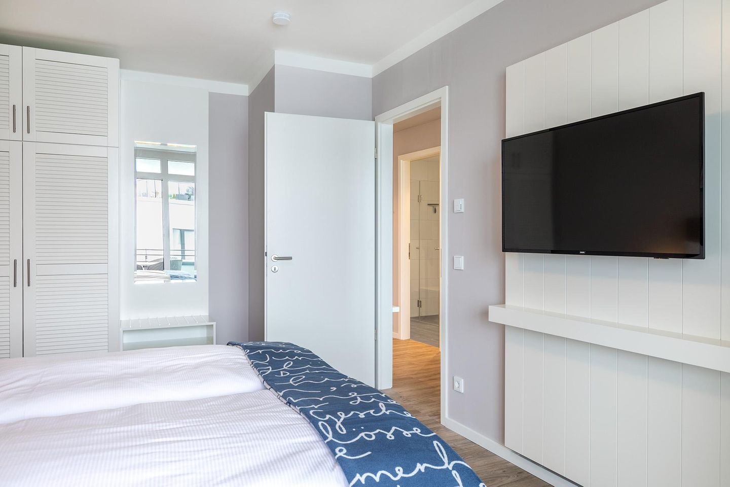 Godewindpark Travemünde Godewindpark Travemünde 3-11 Travemünde - Schlafzimmer mit Kleiderschrank und Flatscreen-TV