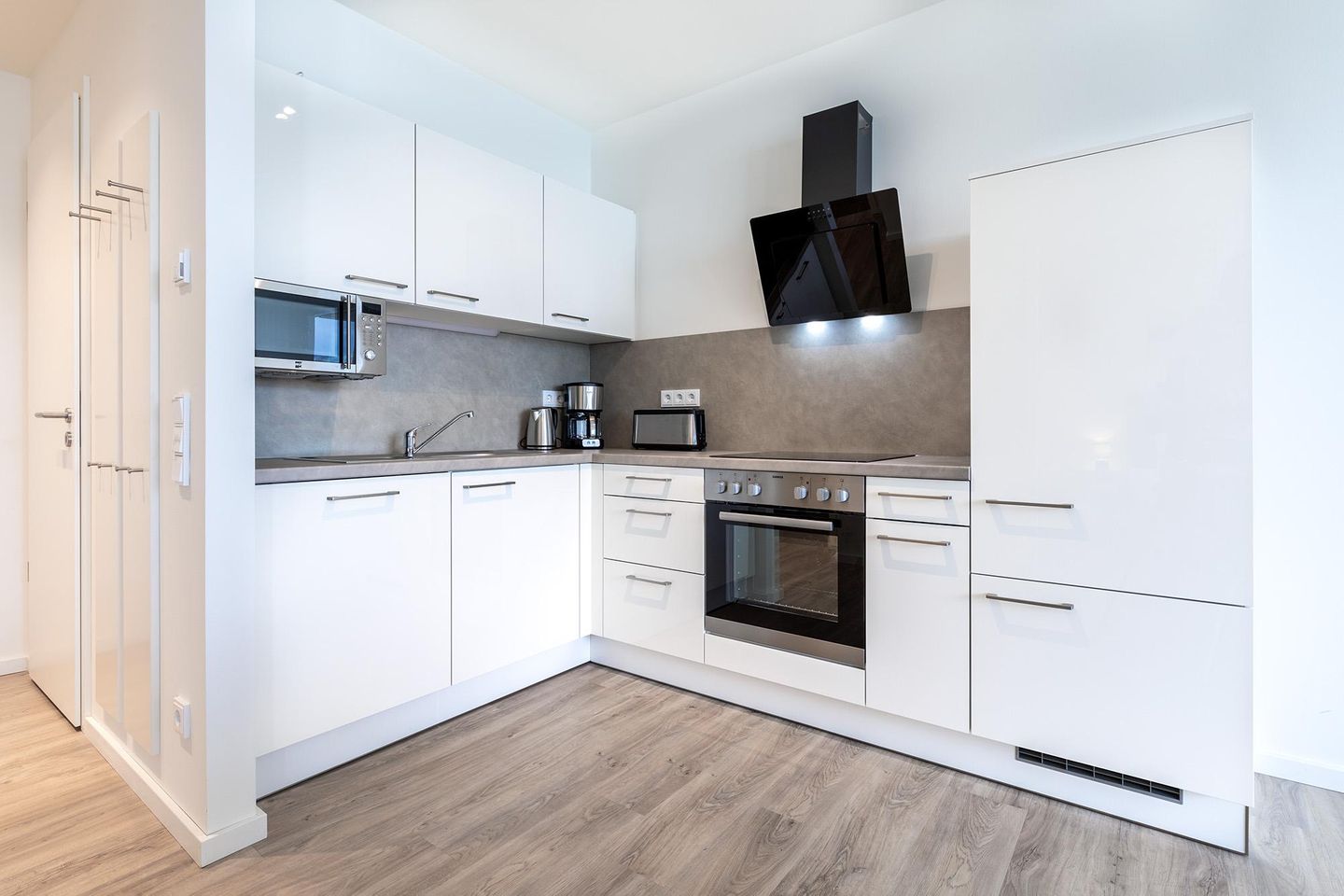 Godewindpark Travemünde Godewindpark Travemünde 3-15 Travemünde - Offene Küche mit Backofen und Geschirrspüler