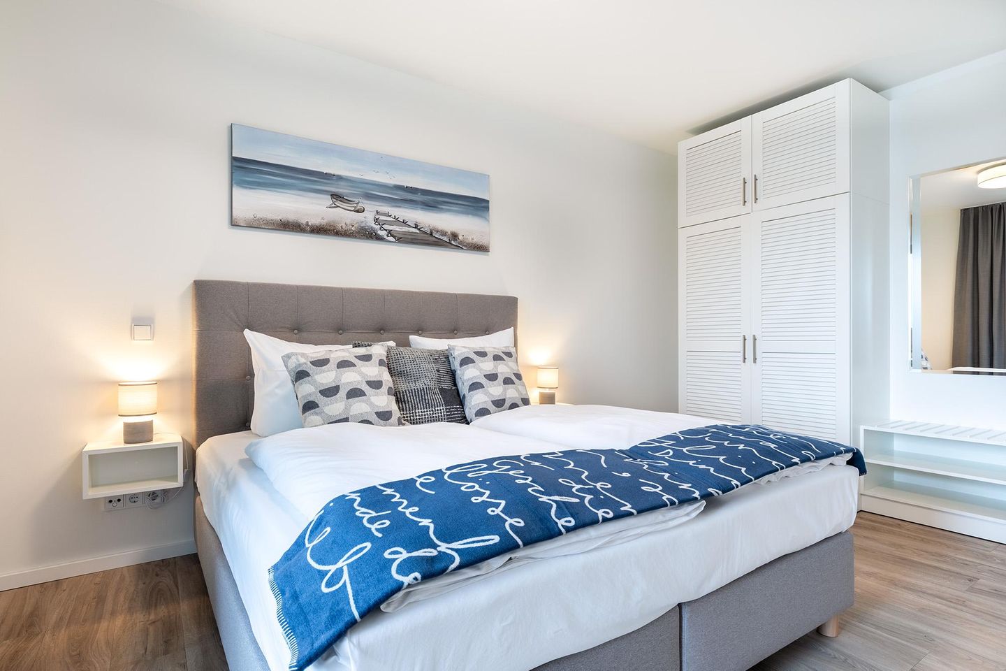 Godewindpark Travemünde Godewindpark Travemünde 3-15 Travemünde - Schlafzimmer mit Boxspringbett und Kleiderschrank