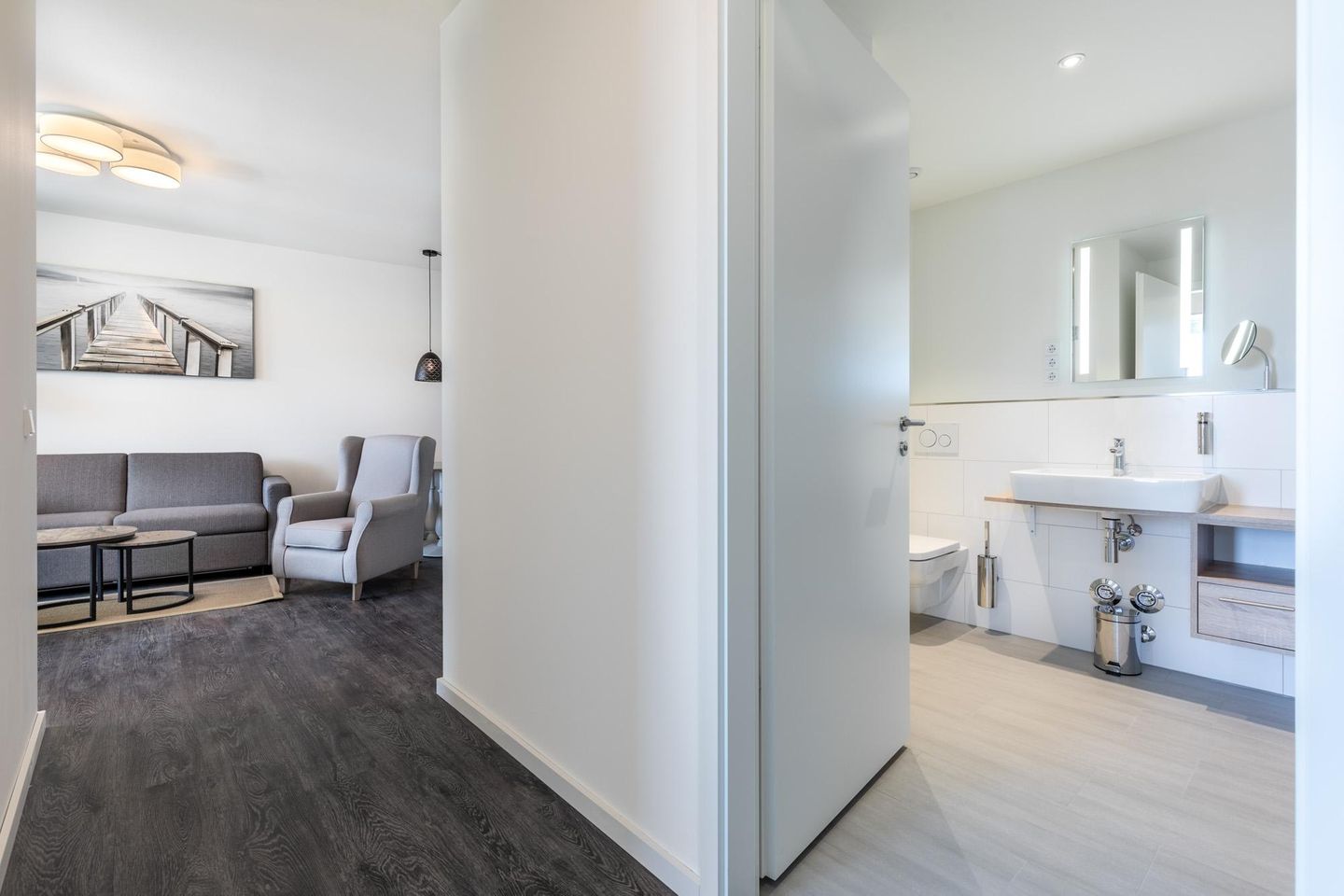 Godewindpark Travemünde Godewindpark Travemünde 3-17 Travemünde - Flur mit Zugang zum Wohn-Essbereich und Badezimmer "1"