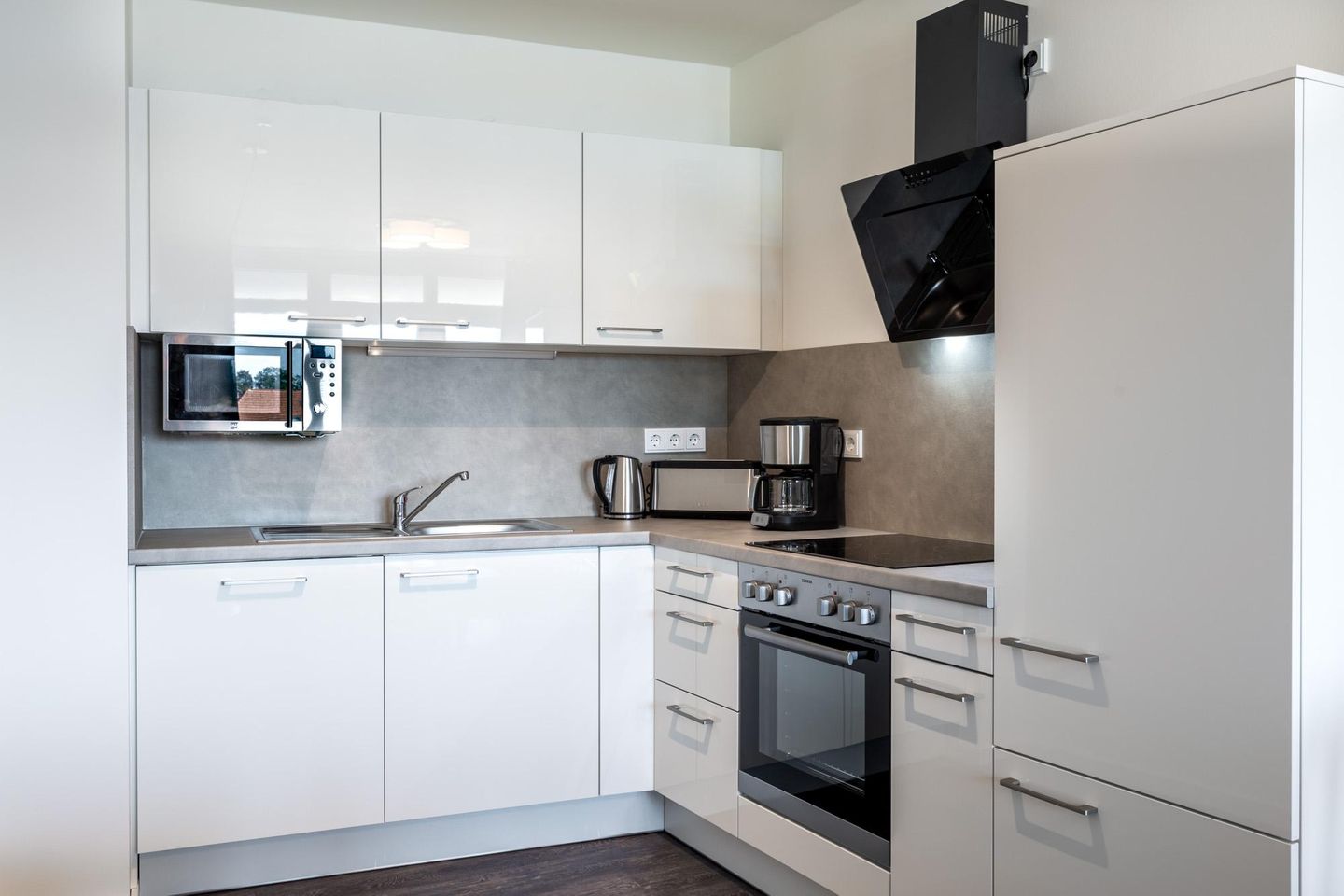 Godewindpark Travemünde Godewindpark Travemünde 3-17 Travemünde - Offene Küche mit Backofen und Geschirrspüler