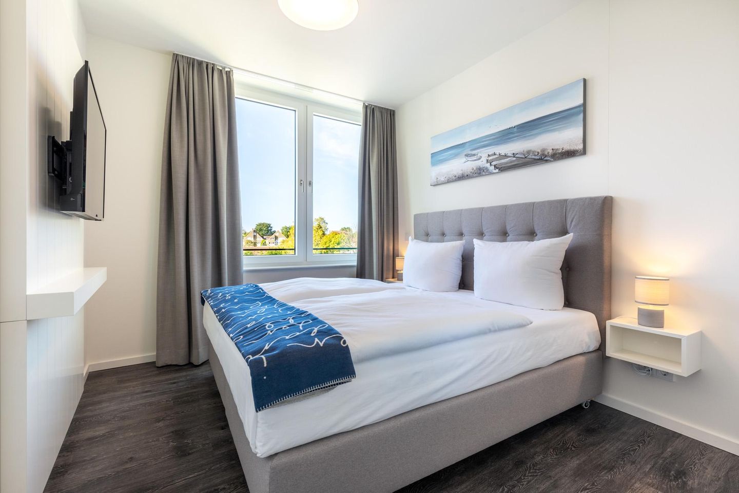 Godewindpark Travemünde Godewindpark Travemünde 3-17 Travemünde - Schlafzimmer "1" mit Boxspringbett und Flatscreen-TV