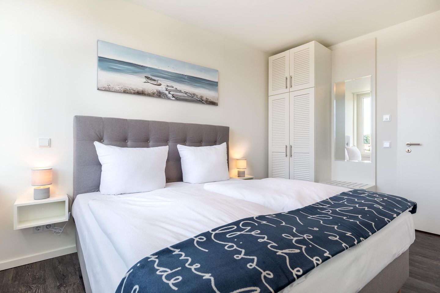 Godewindpark Travemünde Godewindpark Travemünde 3-17 Travemünde - Schlafzimmer "1" mit Boxspringbett und Kleiderschrank